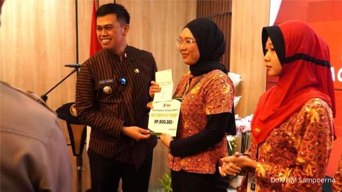 Wali Kota Blitar Serahkan BLT ke 241 Pekerja SKT Sampoerna